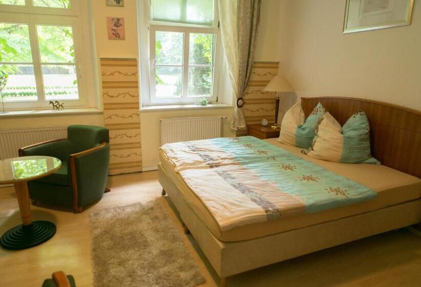 住宿加早餐  Internat Schloss Spiegelberg