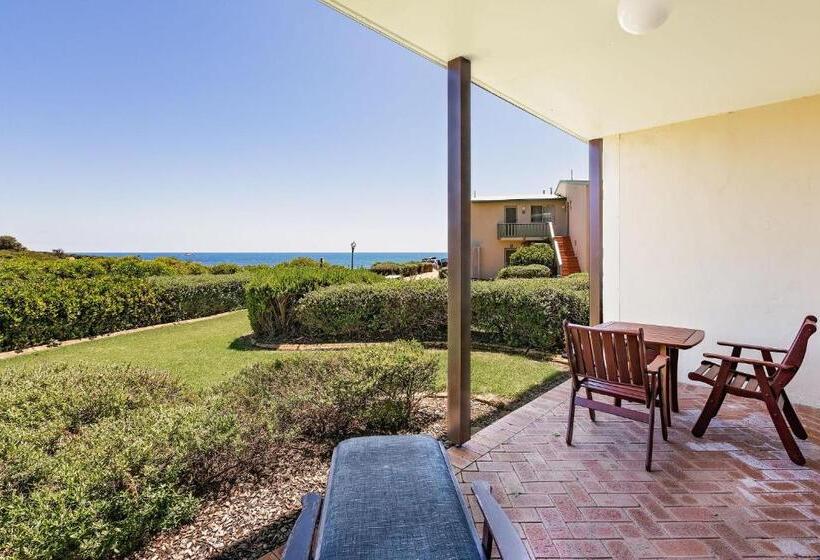 Canal Rocks Beachfront Apartments