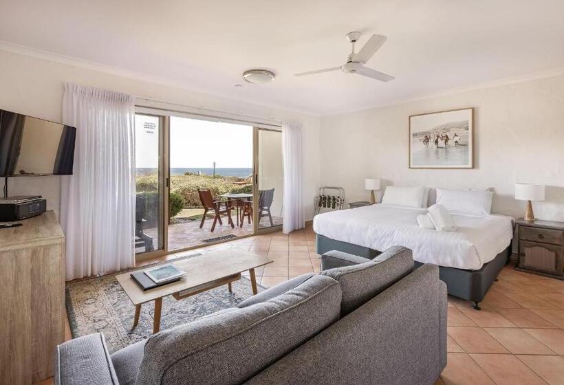 Canal Rocks Beachfront Apartments