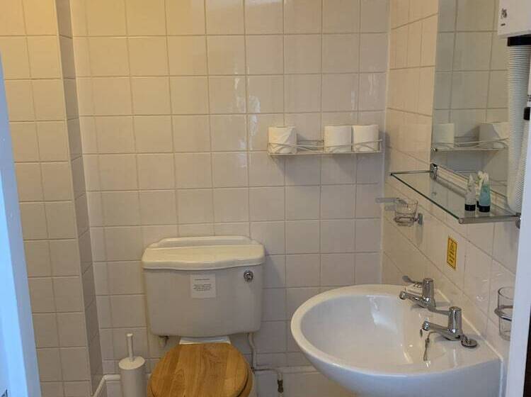 The Cromwell Arms Inn