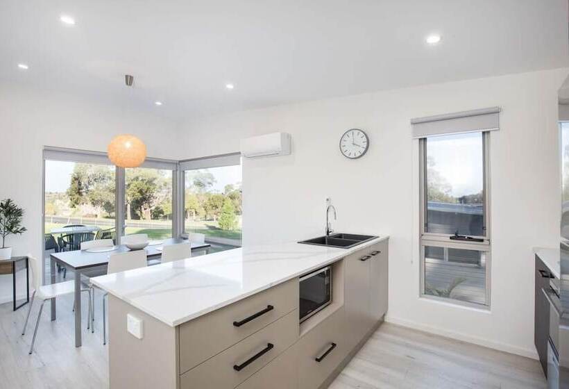 هتل Blue Lake Holiday Park