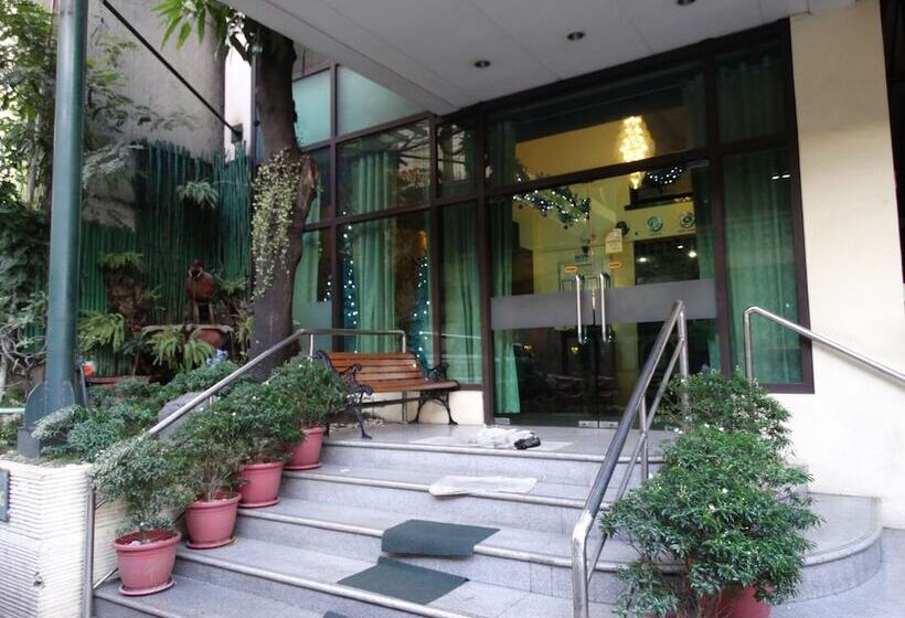 هتل Urban Travellers