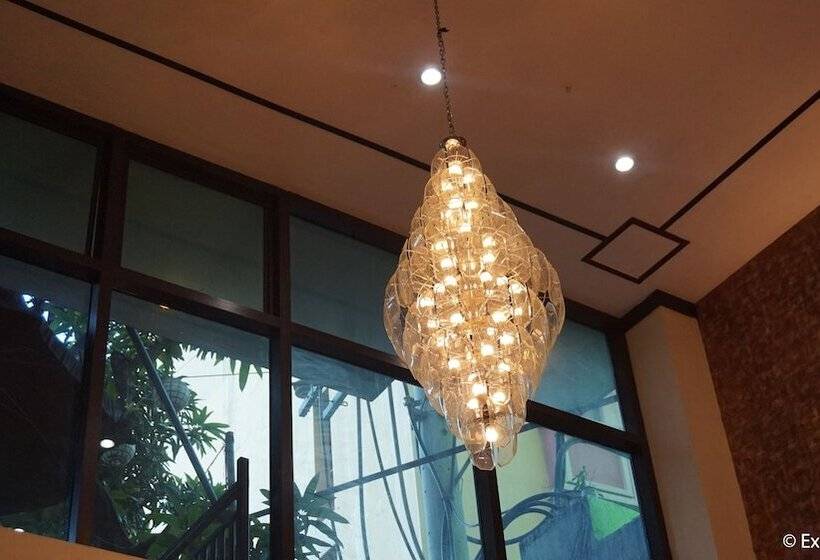 هتل Urban Travellers