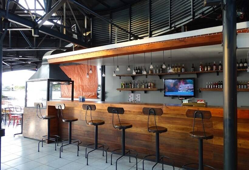 هتل Urban Travellers