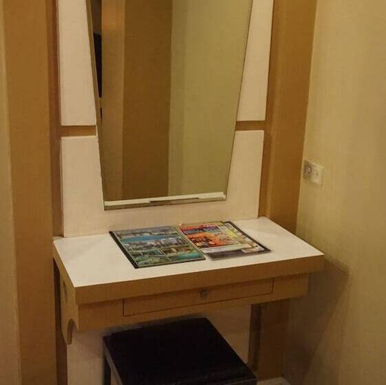 هتل Urban Travellers