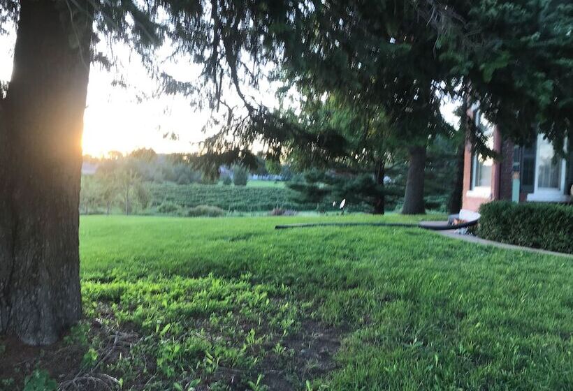 The Nauvoo Grand Bed & Breakfast