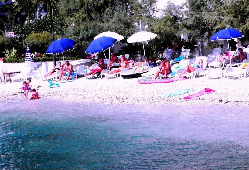 پانسیون Beachfront Villa Mediteran