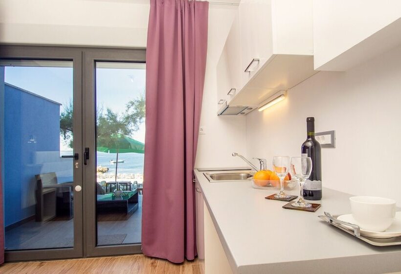 پانسیون Beachfront Villa Mediteran