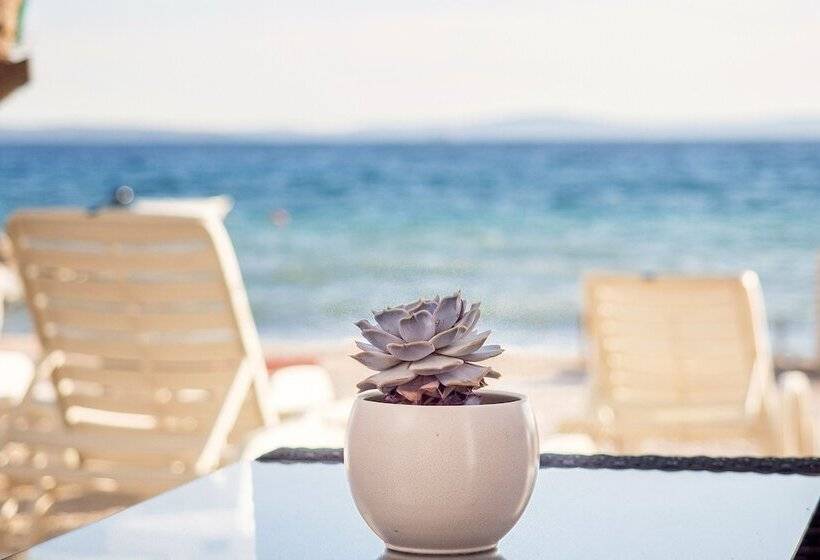 پانسیون Beachfront Villa Mediteran