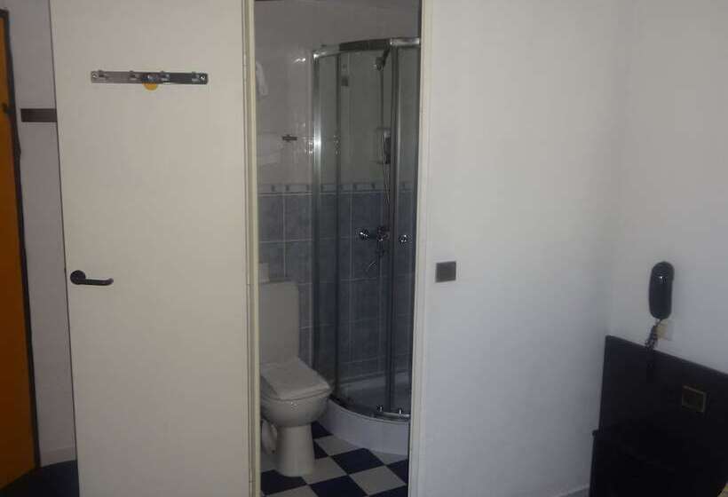 Rev Hotel Coignières