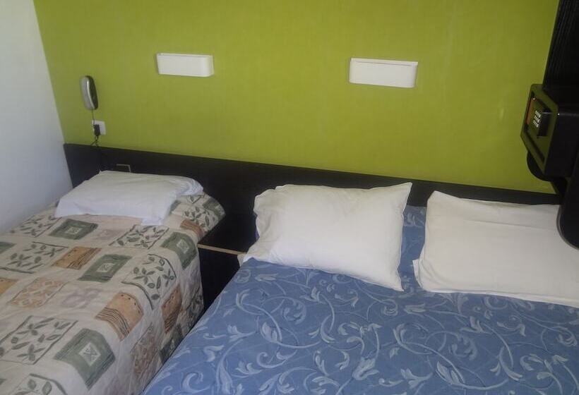 Rev Hotel Coignières