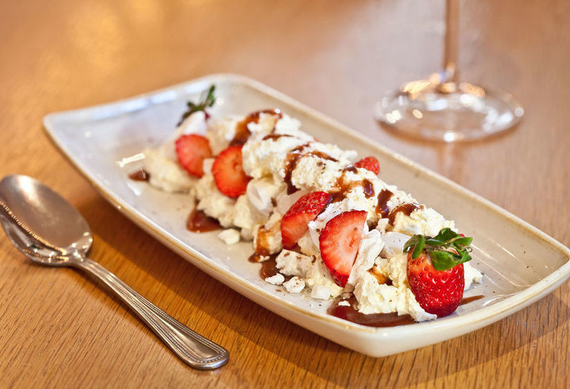 مبيت وإفطار The Log House