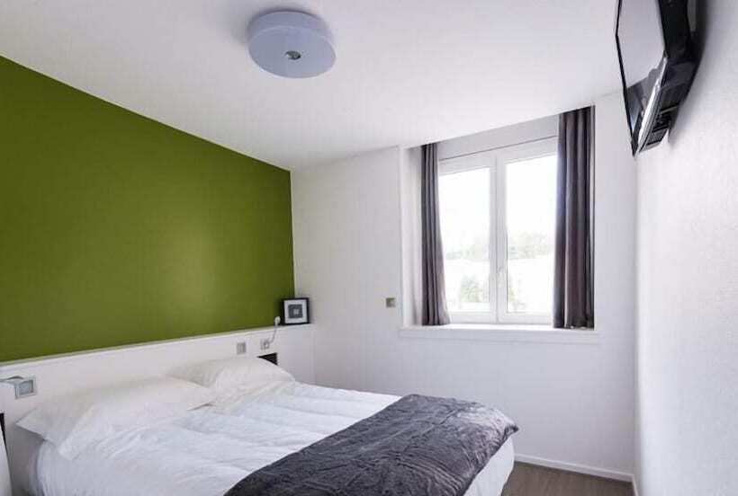 Отель Hôtel Les Poteaux Carrés