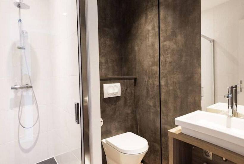 Отель Hôtel Les Poteaux Carrés