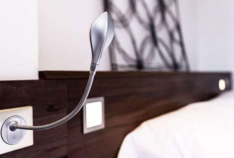 Отель Hôtel Les Poteaux Carrés