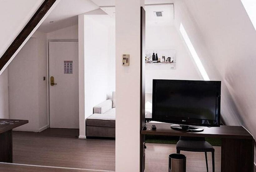 Отель Hôtel Les Poteaux Carrés