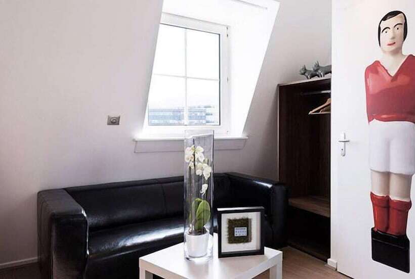 Отель Hôtel Les Poteaux Carrés