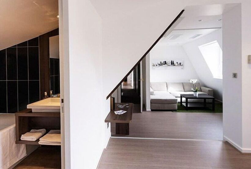 Отель Hôtel Les Poteaux Carrés