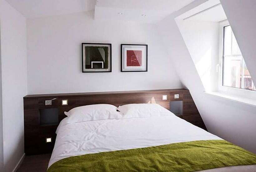 Отель Hôtel Les Poteaux Carrés