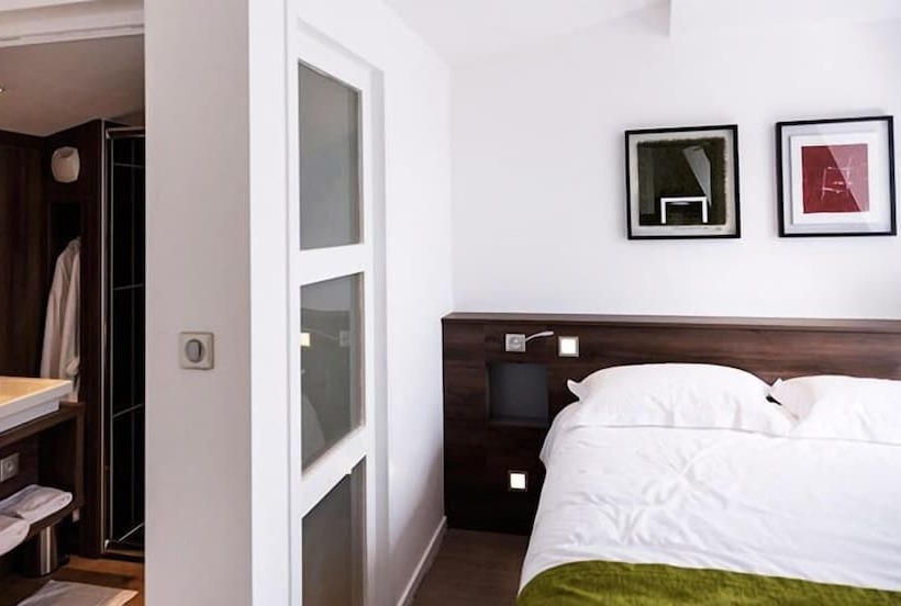 Отель Hôtel Les Poteaux Carrés