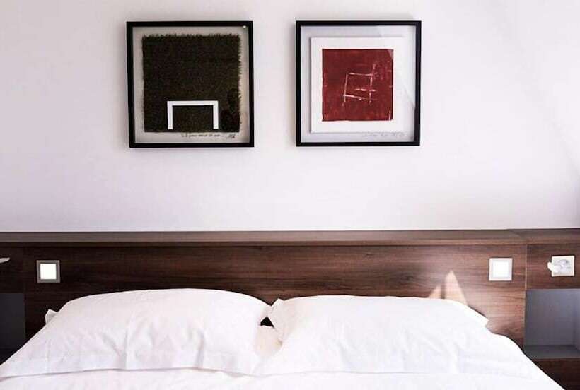 Отель Hôtel Les Poteaux Carrés