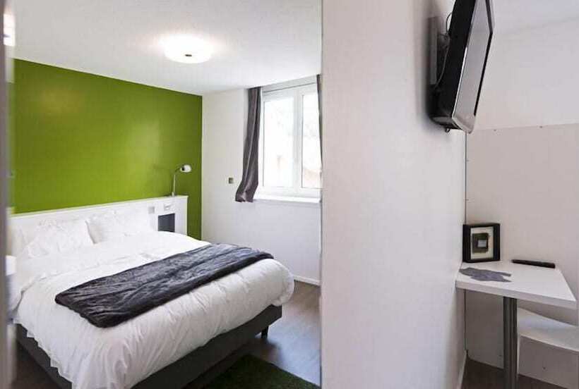 Отель Hôtel Les Poteaux Carrés