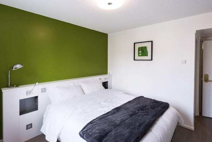 Отель Hôtel Les Poteaux Carrés