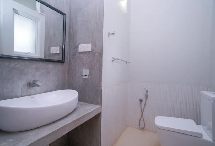 Отель The Chariot Hikkduwa Resort