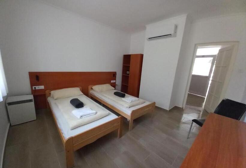 öreg Tó Youth Hostel