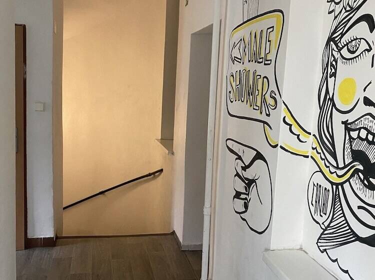 هاستل Easy Housing