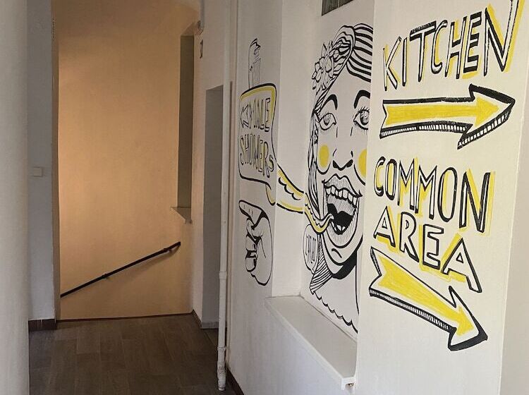 هاستل Easy Housing