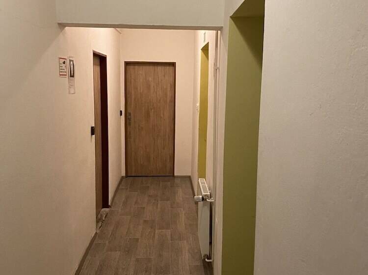 هاستل Easy Housing