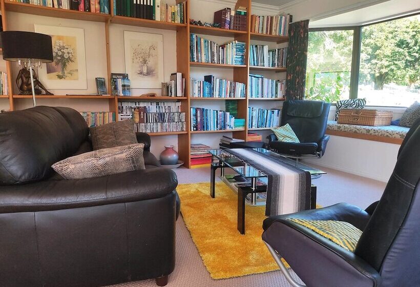 Golden Caves   Bed & Breakfast