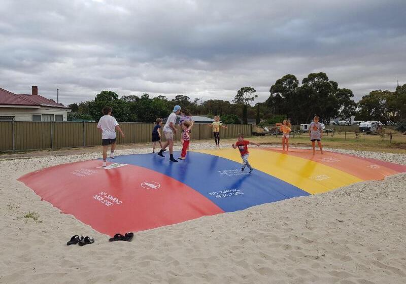 Golden Country Motel And Caravan Park