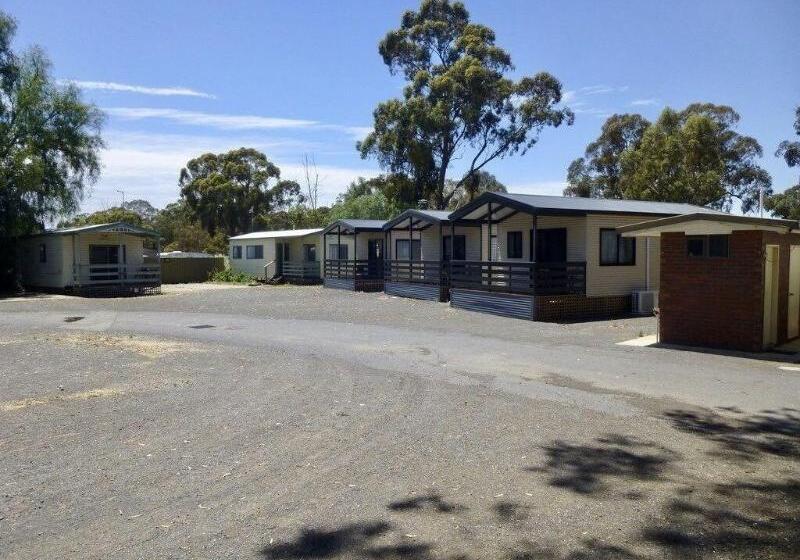 Golden Country Motel And Caravan Park