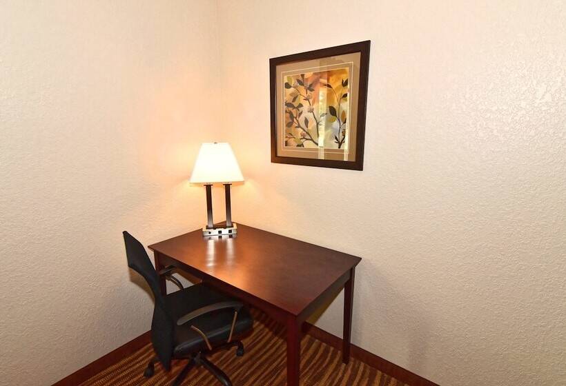 فندق Cobblestone Inn & Suites   Clarion