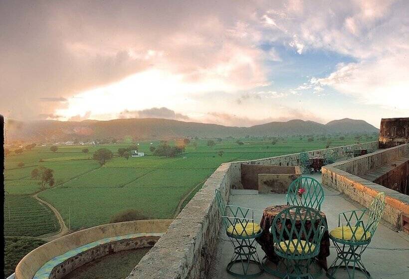 בית מלון כפרי Neemrana S Hill Fort Kesroli