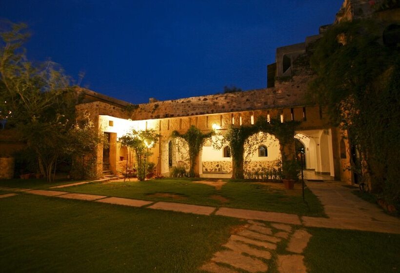 בית מלון כפרי Neemrana S Hill Fort Kesroli