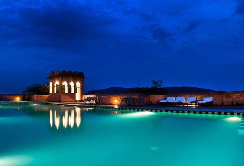 בית מלון כפרי Neemrana S Hill Fort Kesroli