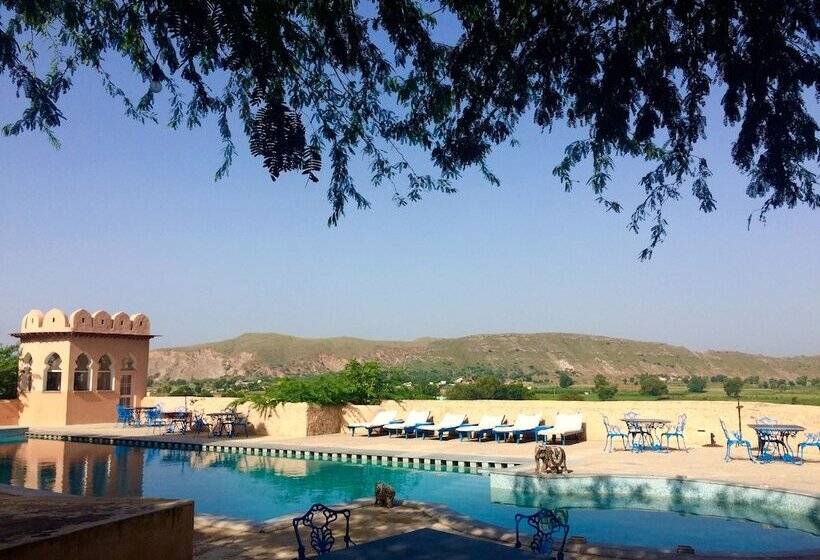 בית מלון כפרי Neemrana S Hill Fort Kesroli