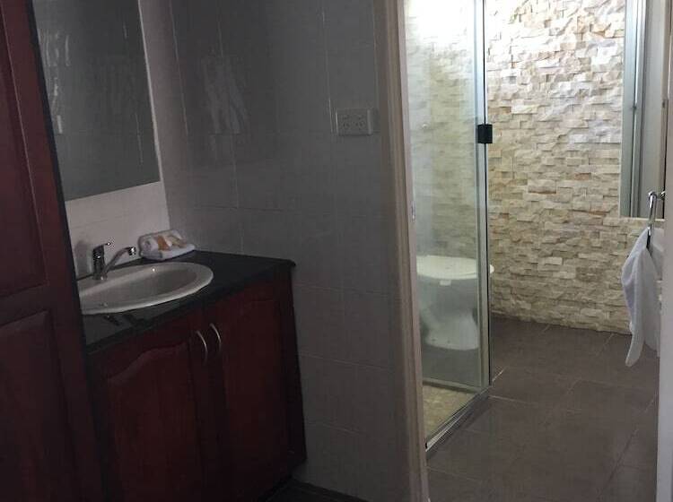 مُتل Country Plaza Motor Inn