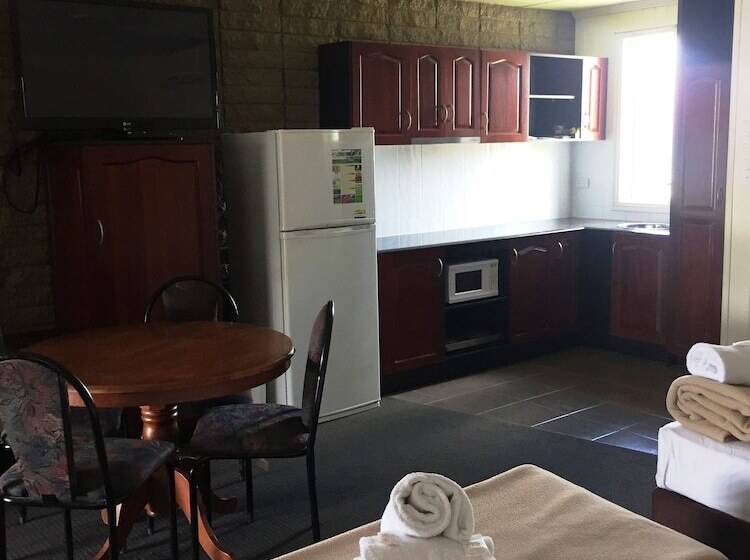 مُتل Country Plaza Motor Inn