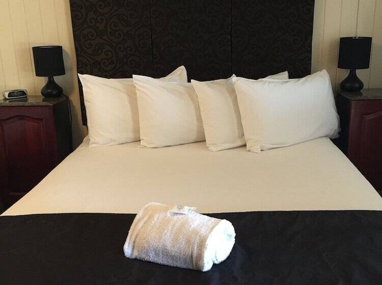 مُتل Country Plaza Motor Inn