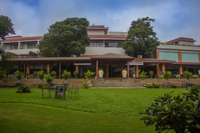 منتجع Club Mahindra Hatgad
