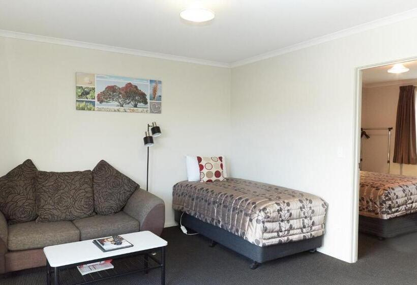 Admiral Court Motel & Apartments