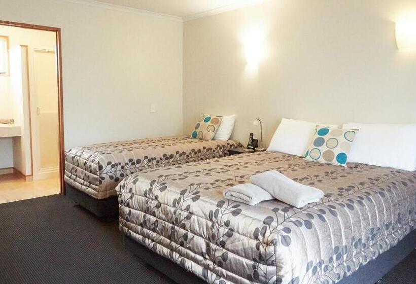 Admiral Court Motel & Apartments