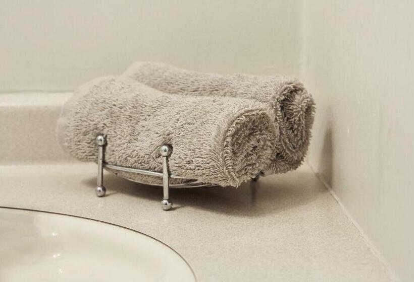 Admiral Court Motel & Apartments