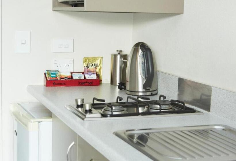 Admiral Court Motel & Apartments