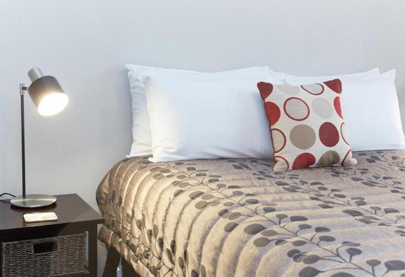 Admiral Court Motel & Apartments