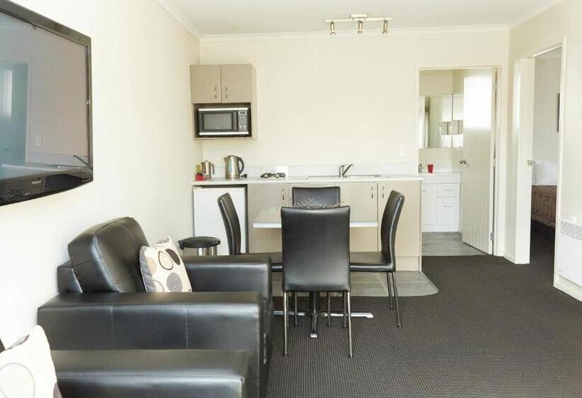 Admiral Court Motel & Apartments